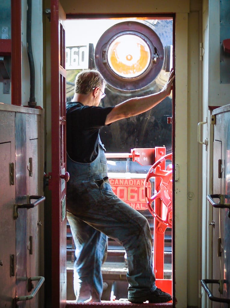 Don checks the connection between 6060 and the caboose, Stettler, Alberta, 11 August 2001