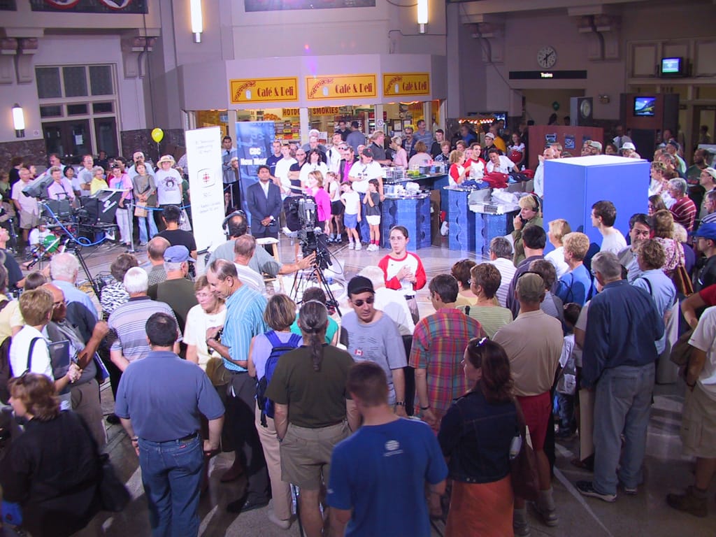 Ian Hanomansing broadcasts from the rotunda, Winnipeg, Manitoba, 16 September 2002