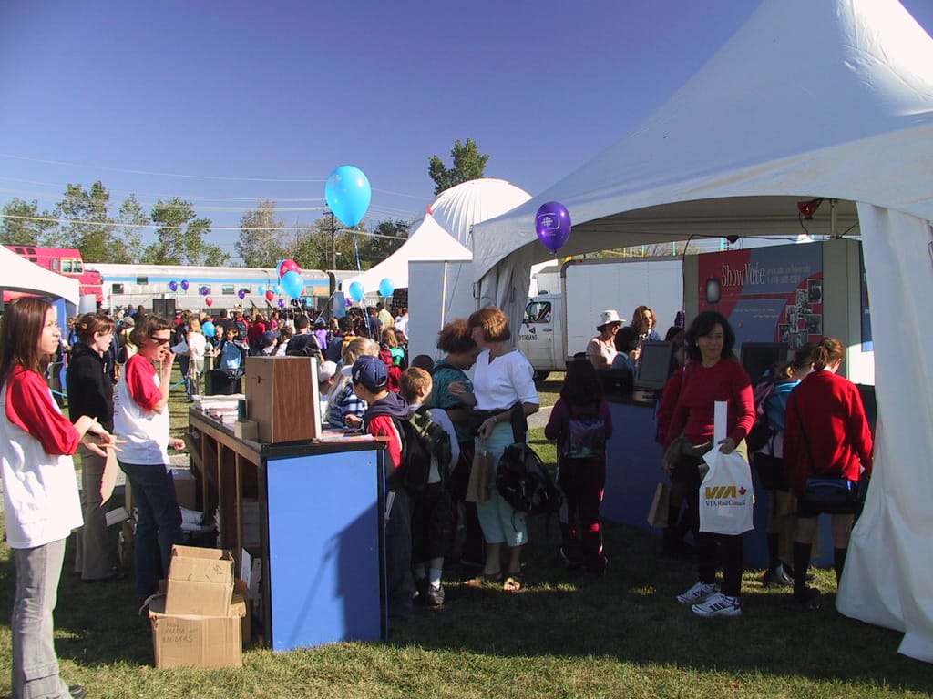 Flood of people at the National Science Museum, Ottawa, Ontario, 25 September 2002