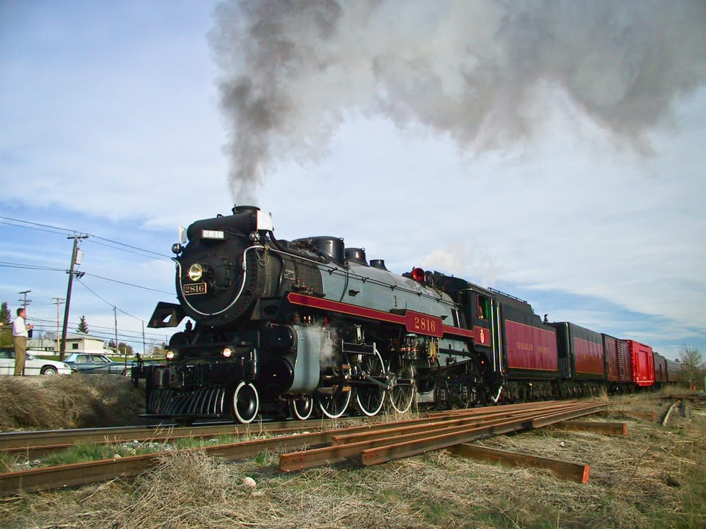 CP 2816 passes Alyth, Calgary, Alberta, 24 May 2003