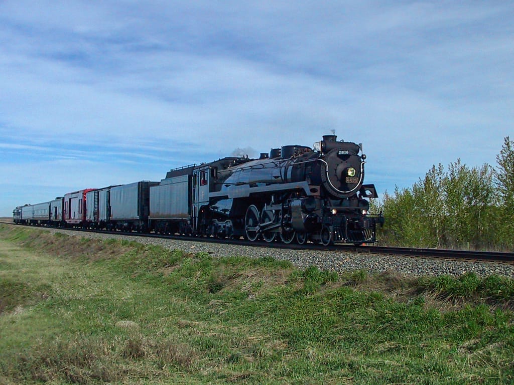 CP 2816 approaches Gleichen, Alberta, 24 May 2003