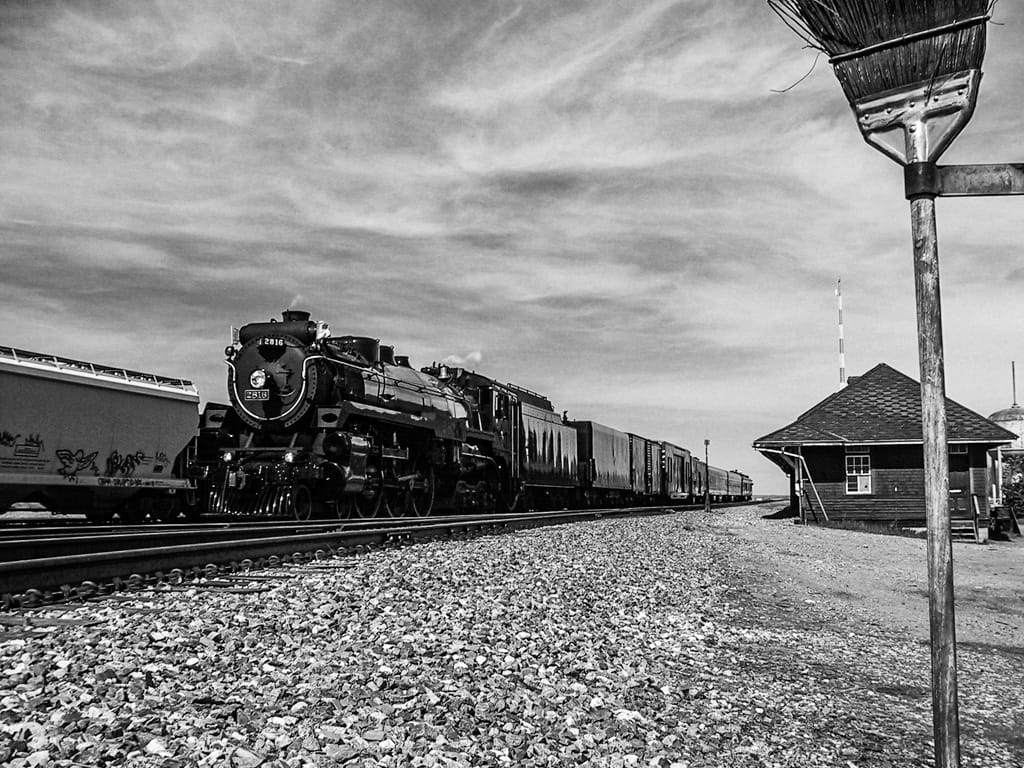 CP 2816 passes Bassano, Alberta, 24 May 2003
