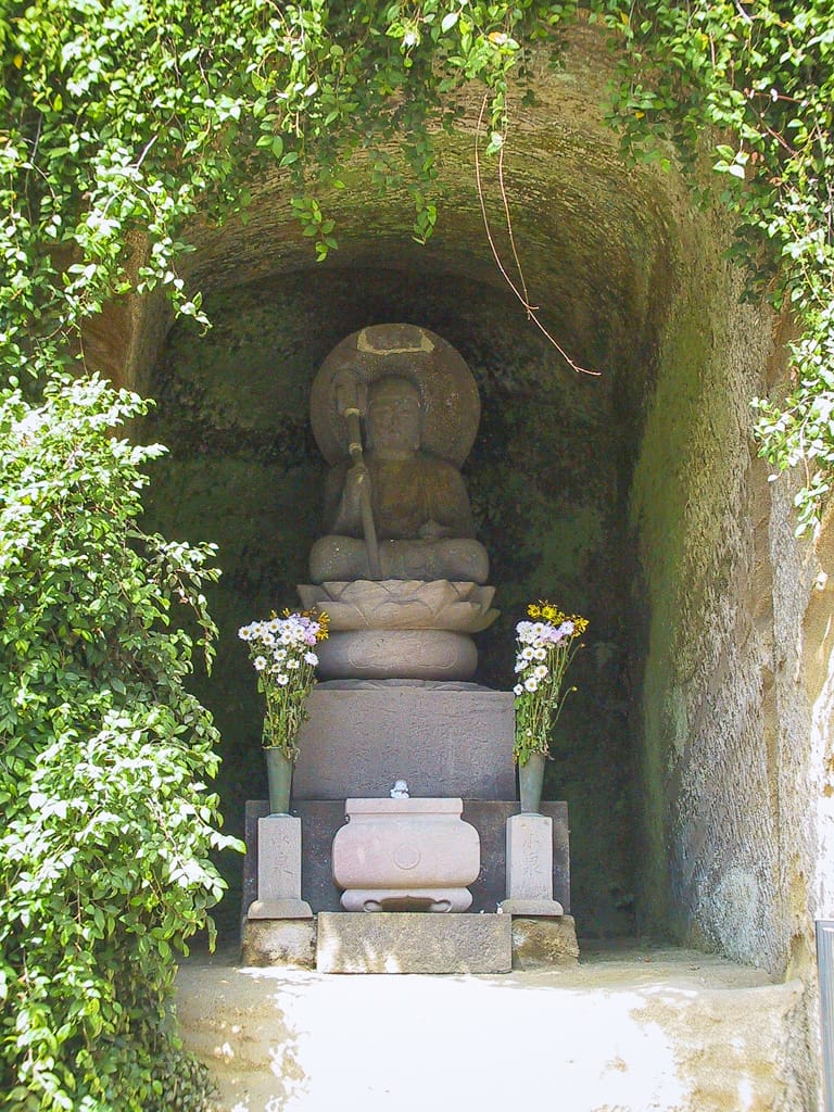 Buddha in an alcove, Kamakura, Japan, 7 April 2004