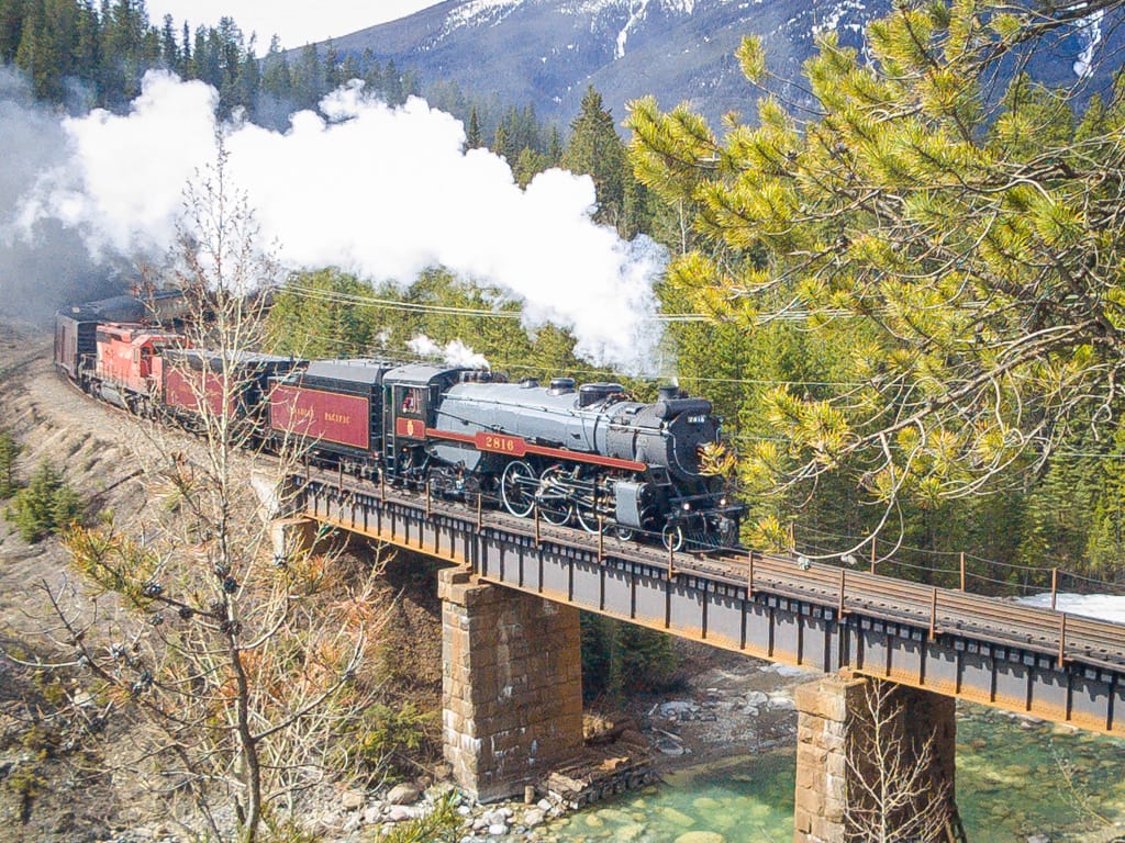 CP 2816 at Ottertail, British Columbia, 24 April 2004
