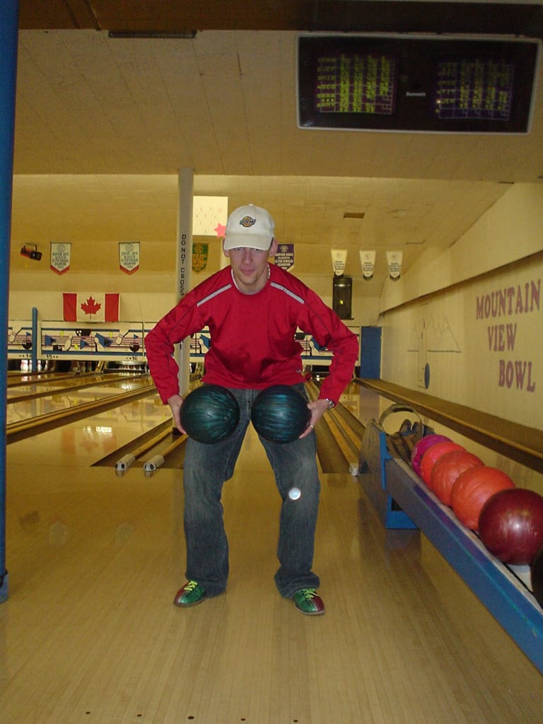 Scott and his balls, Mountainview Bowlerama, Calgary, Alberta, 6 November 2004