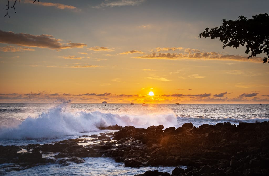 Sunset over Kahului Bay, Kailua-Kona, Hawaii, 30 March 2007