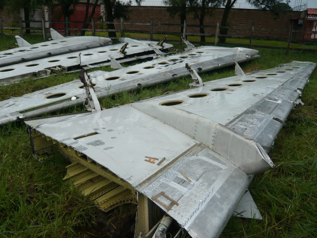 Wings for desks, somewhere in Ajajuela, Costa Rica, 19 June 2008